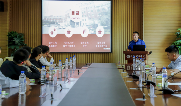 我校学生工作处处长郑向光发言 (2).jpg